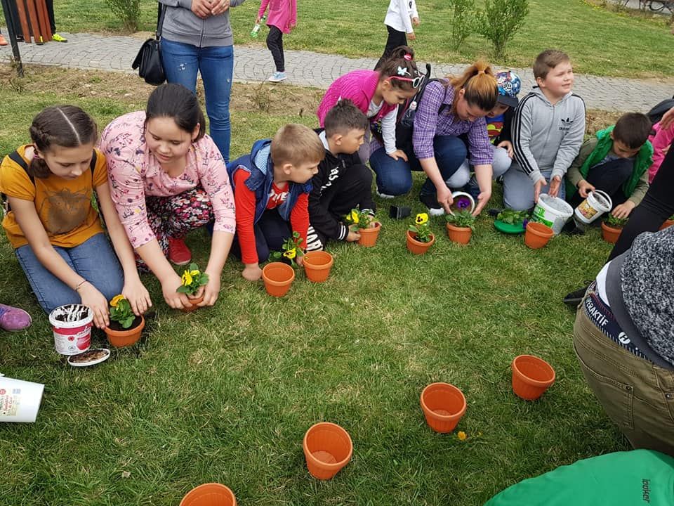 Glob pământesc multicolor creat de copii în curtea Castelului de la Medieșu Aurit