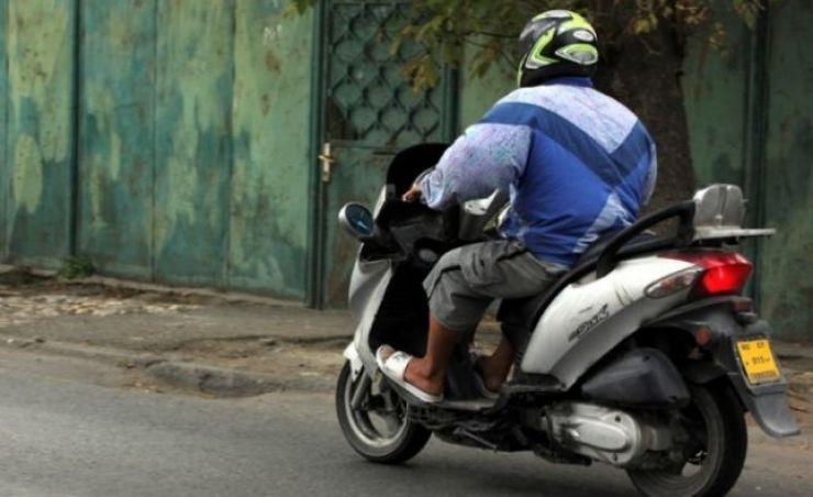 Un bărbat beat, prins pe un moped în trafic