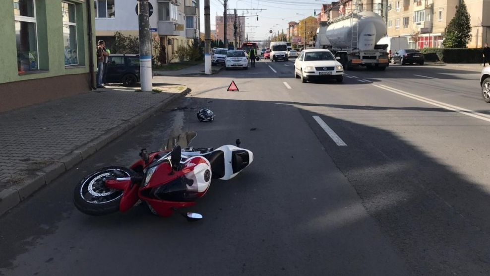 Motociclist accidentat grav, în Carei