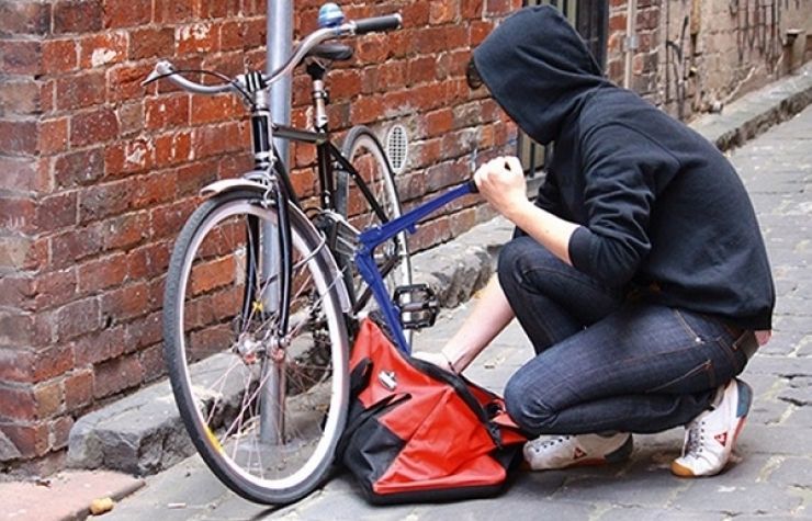 A furat o bicicletă din scara unui bloc din Carei. Tânărul s-a ales cu dosar penal