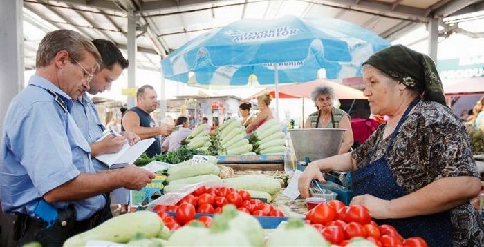Opt producători particulari din piețele din județ, sancționați de inspectorii DSVSA Satu Mare