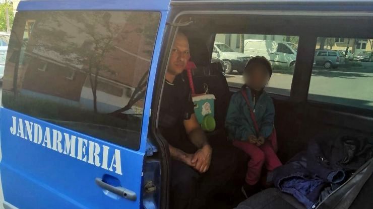 Fetiță pierdută de lângă bunica ei, găsită de un jandarm