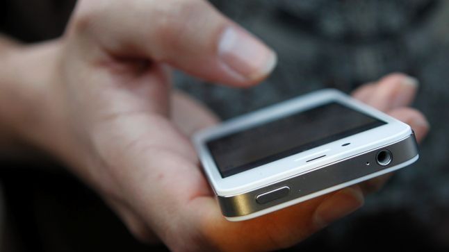 A furat un telefon mobil de pe masa unei terase din Satu Mare