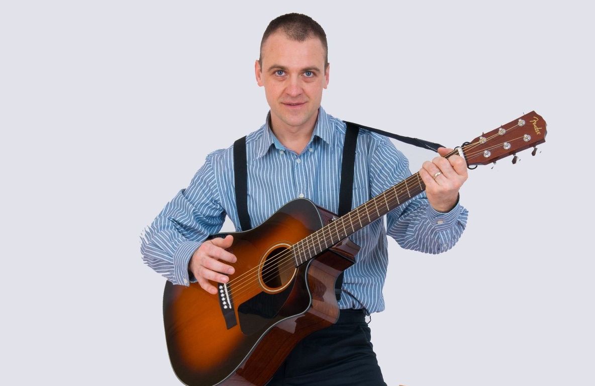 Spectacole muzicale cu Mister Nicu, la Ardud