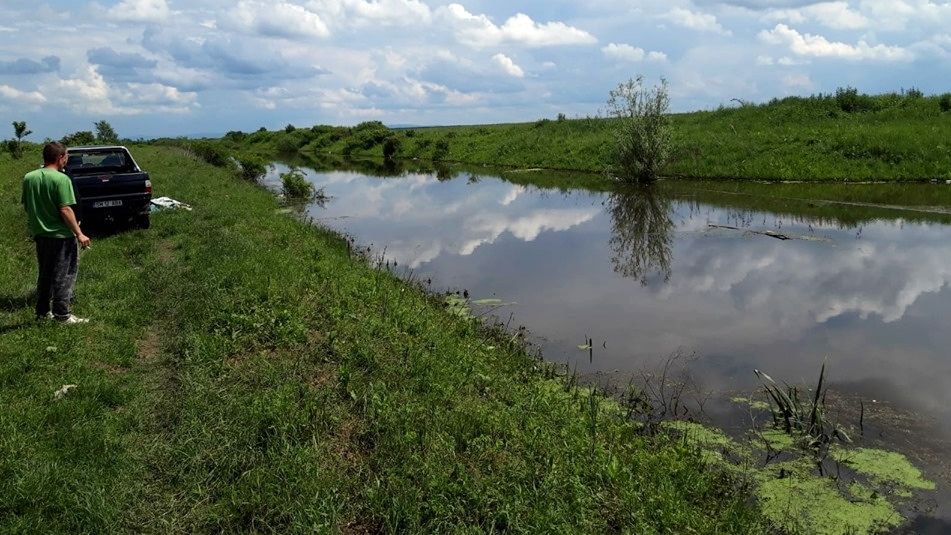 Braconier prins de jandarmi pescuind cu plasa