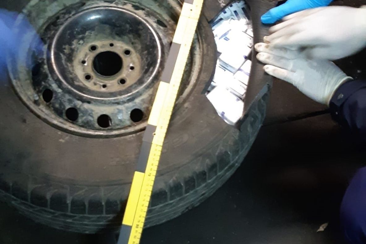 Polițiștii au găsit zeci de mii de țigarete de contrabandă ascunse în roțile unei mașini