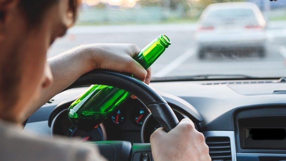 Șofer rupt de beat, oprit în trafic de polițiști