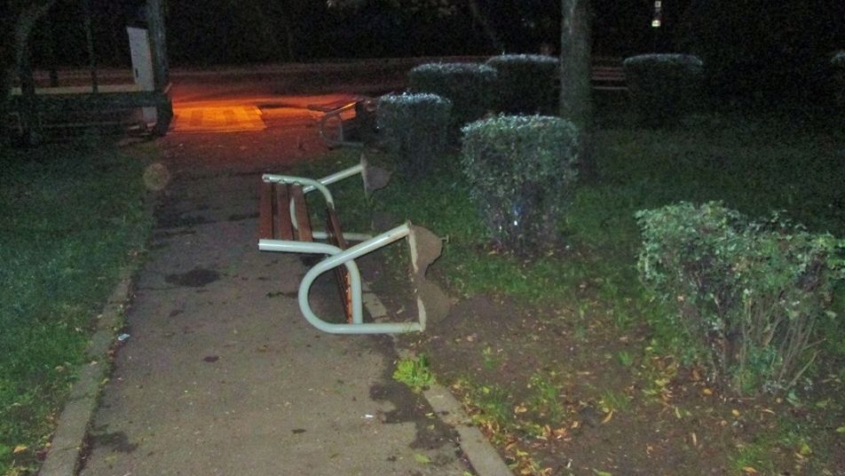 Trei tineri au distrus mai multe bănci și coșuri de gunoi din municipiu