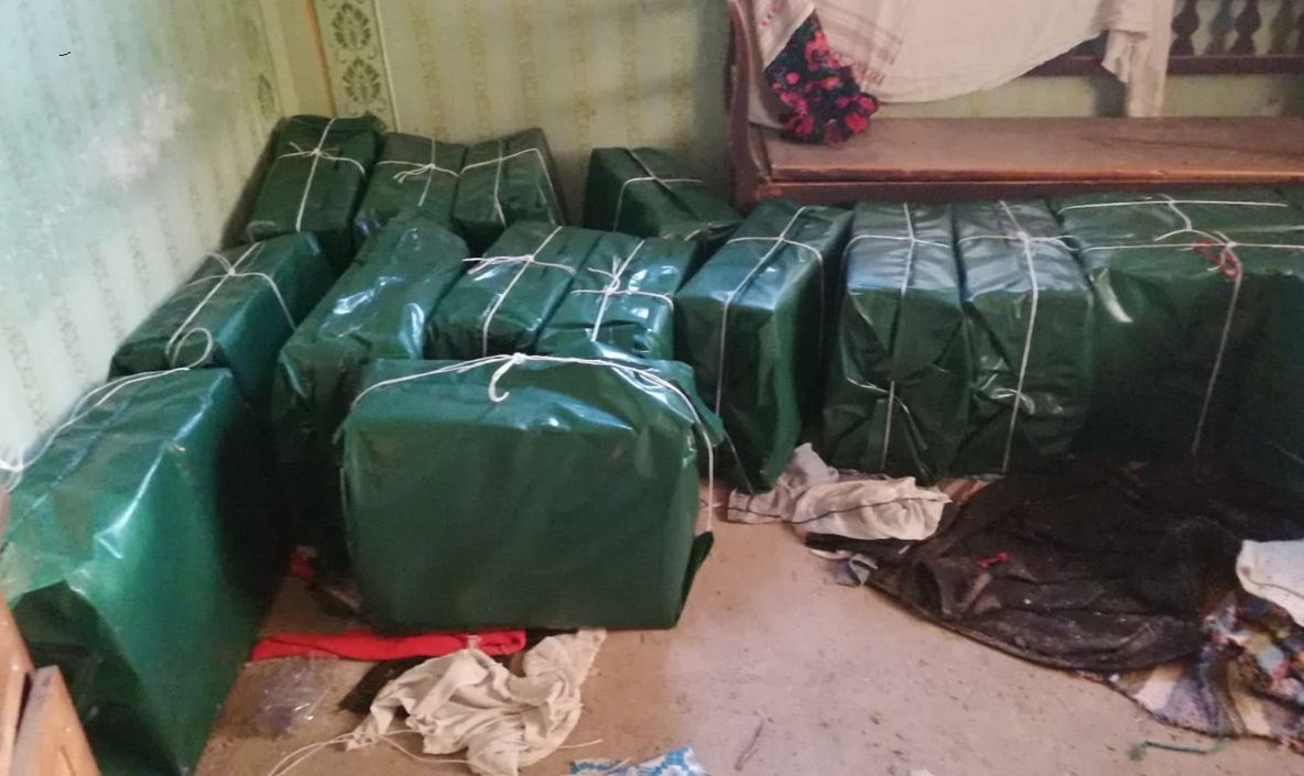 Oșeni prinși de polițiști în timp ce vindeau țigări de contrabandă de la domiciliu