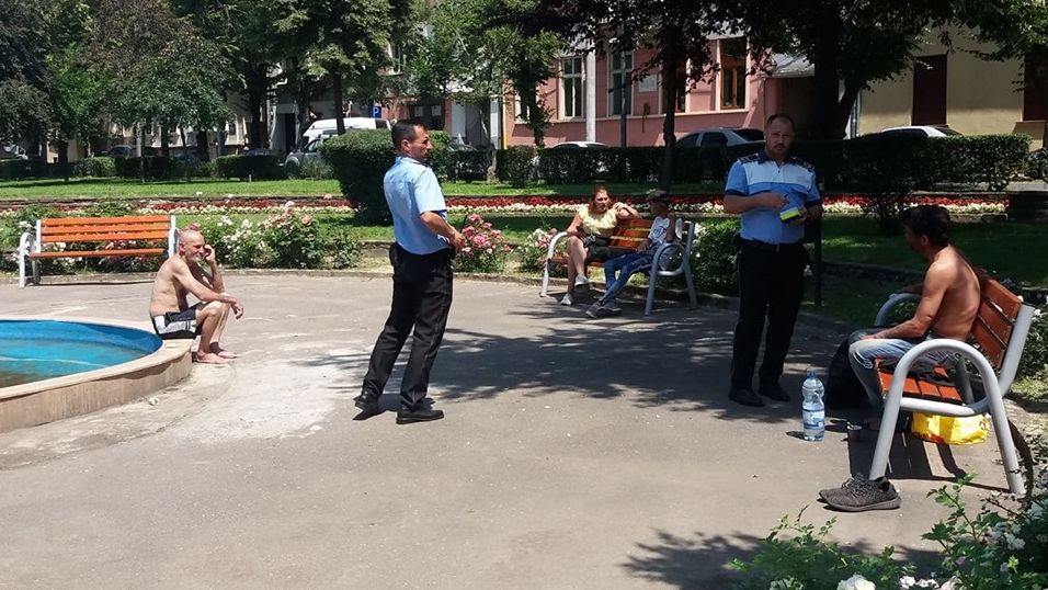 Prinși de polițiști în timp ce se răcoreau în fântâna arteziană
