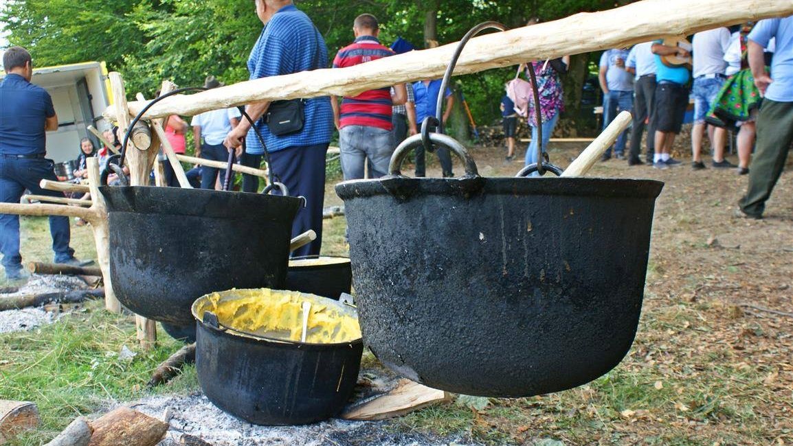Bucate alese, pălincă, țâpurituri și danțuri la Festivalul Mămăligii din Țara Oașului