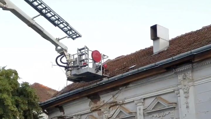 Hoț prins în podul unei case din municipiul Satu Mare. În ajutorul polițiștilor au sărit și pompierii