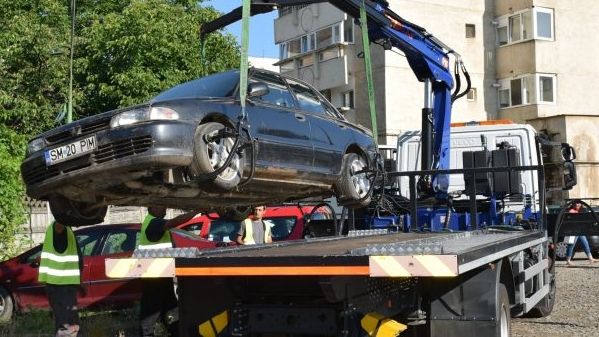A început ridicarea mașinilor abandonate în municipiul Satu Mare