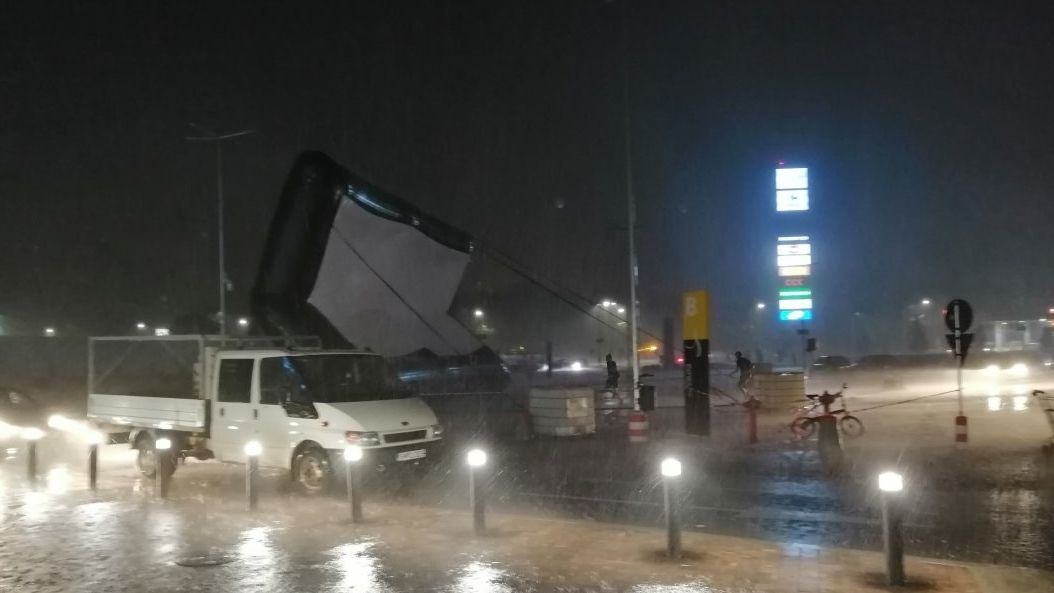 Furtuna a pus la pământ ecranul uriaș de la mall. Proiecția de film, anulată