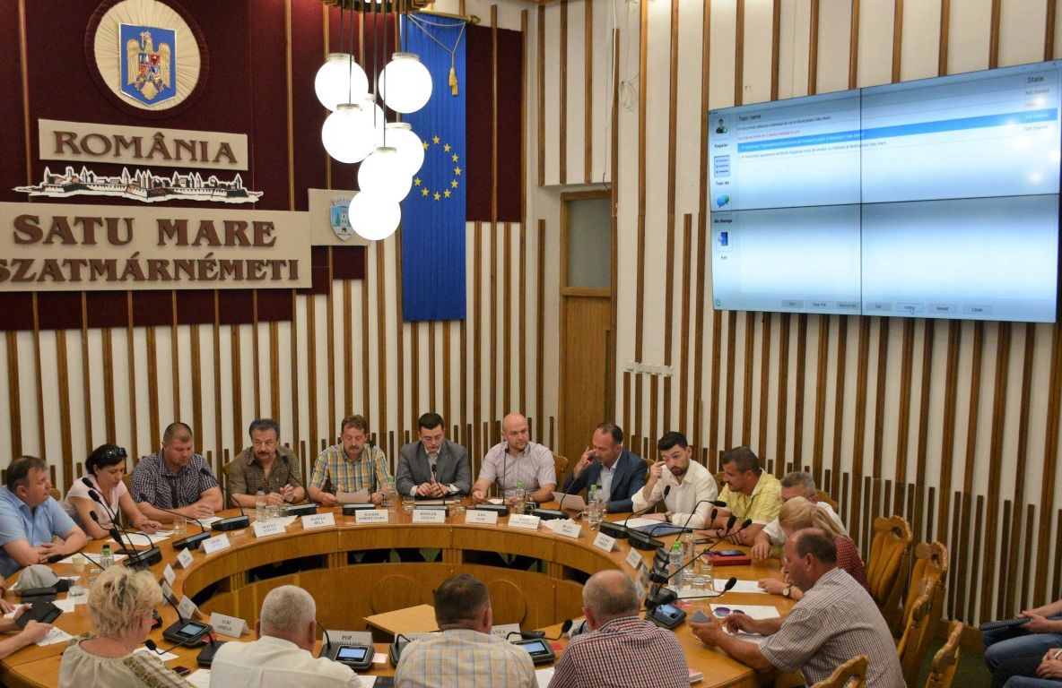 Sala de ședințe a Primăriei Satu Mare, dotată cu un sistem audio de ultimă generație