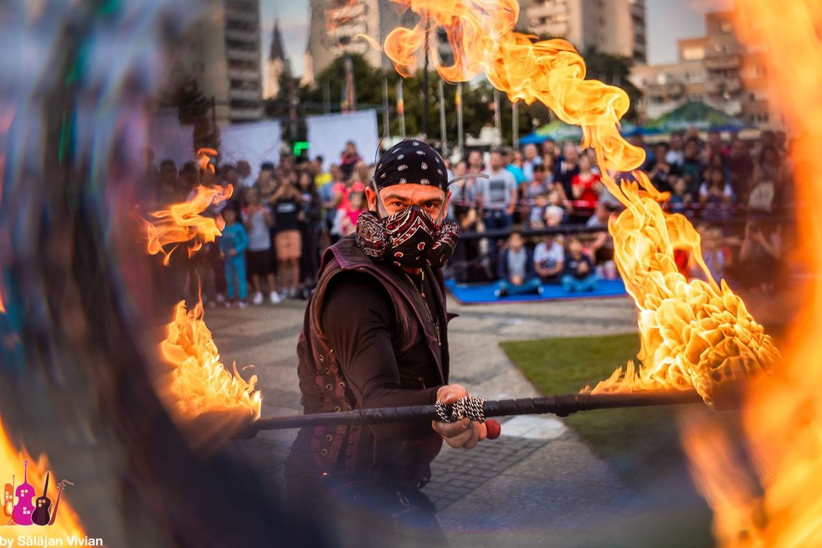 Marele premiu StreetMusic Festival, câștigat de jonglerul australian al focului din Estonia