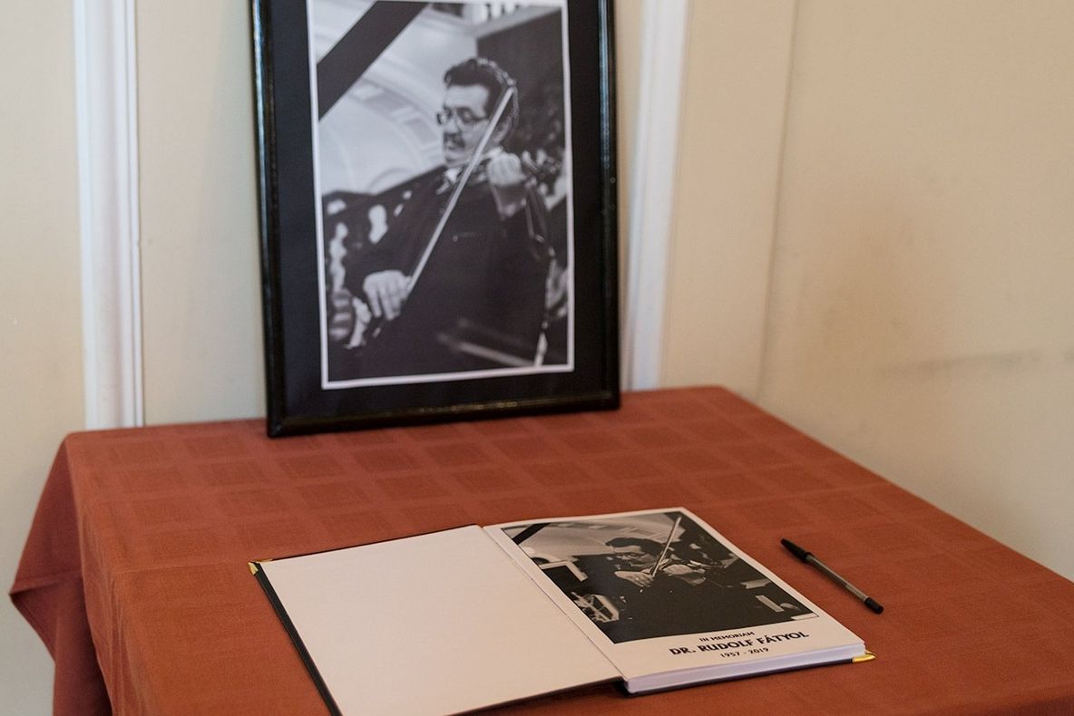 Carte de condoleanțe în memoria maestrului dr. Rudolf Fátyol, la Castelul Károlyi din Carei