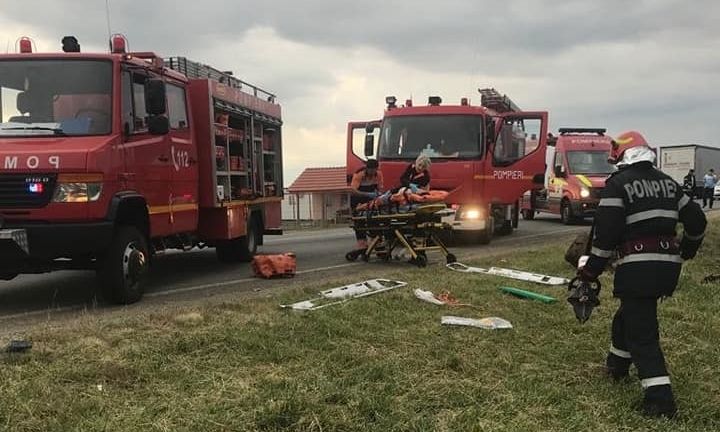 S-a răsturnat cu mașina pe câmp și s-a oprit într-un panou publicitar