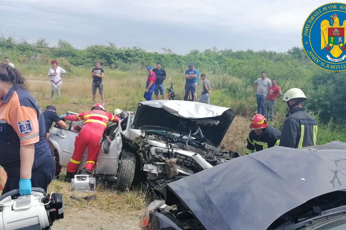 Accident grav în județ. Două persoane au rămas încarcerate
