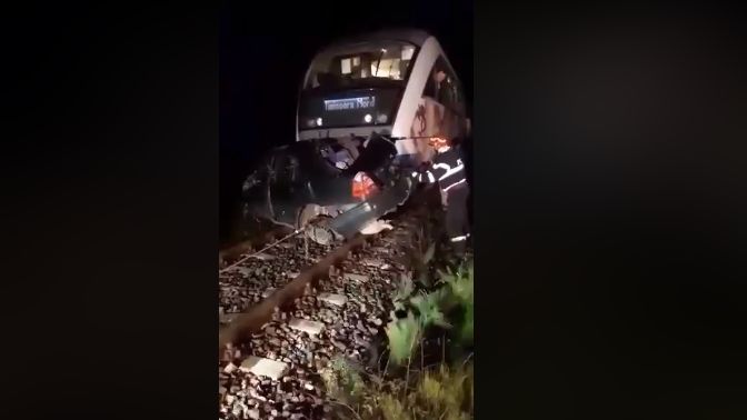Mașină lovită în plin de un tren în județul Satu Mare