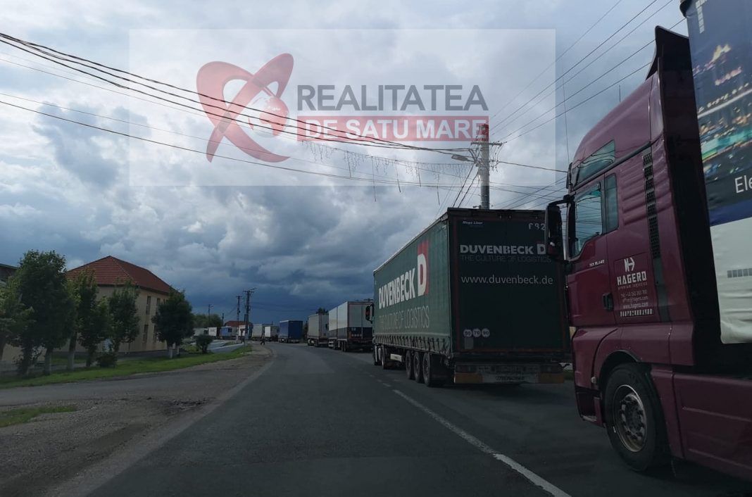 Cod roșu în vama Petea. Șoferii de TIR așteaptă peste 90 de minute să iasă din țară