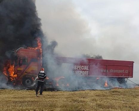 Autotren în flăcări la ieșire de pe DN19
