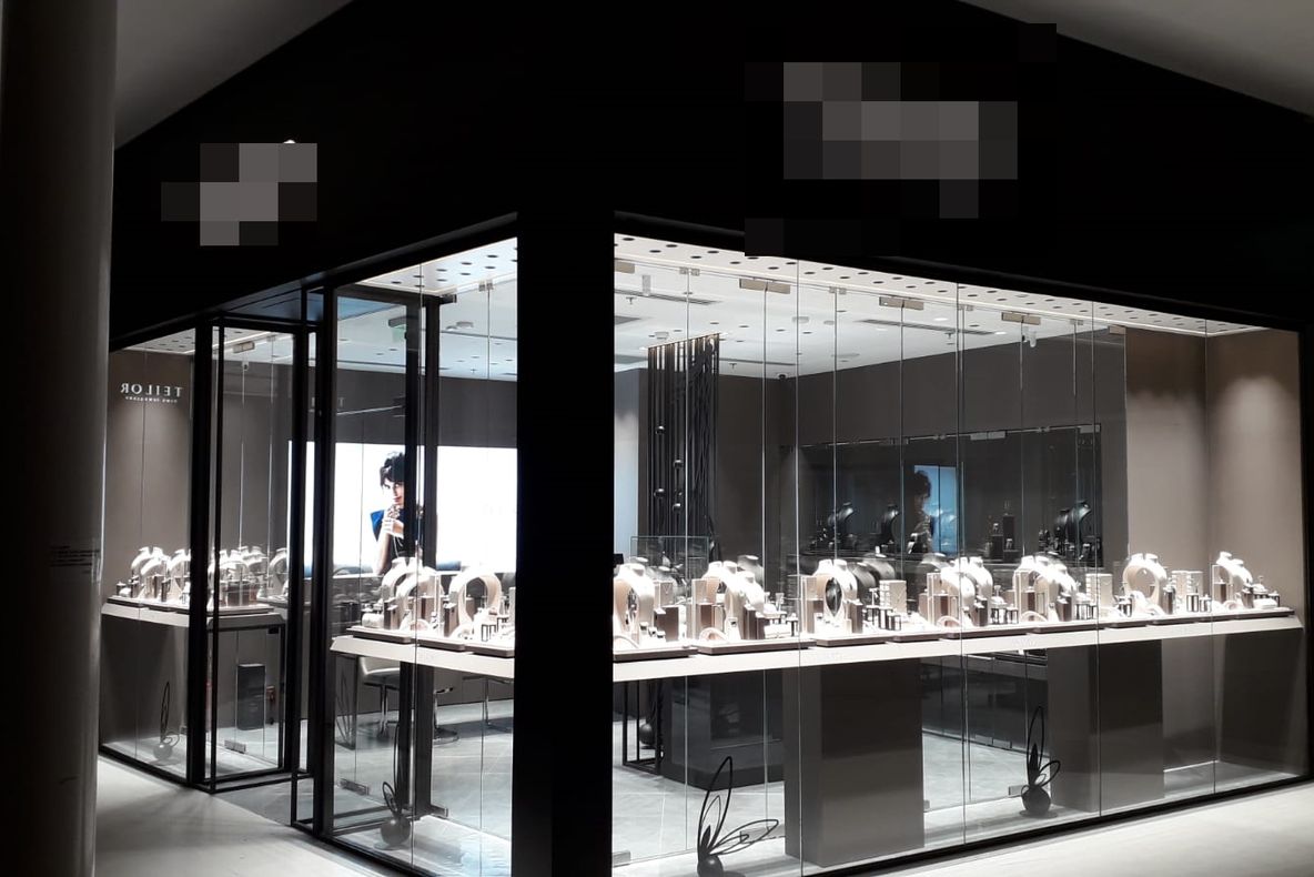 Doi tineri au sustras bani și bijuterii în valoare de 40.000 de lei