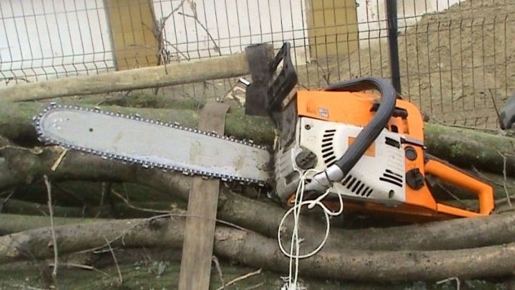 A furat o drujbă din gospodăria unui cetăţean din Terebești