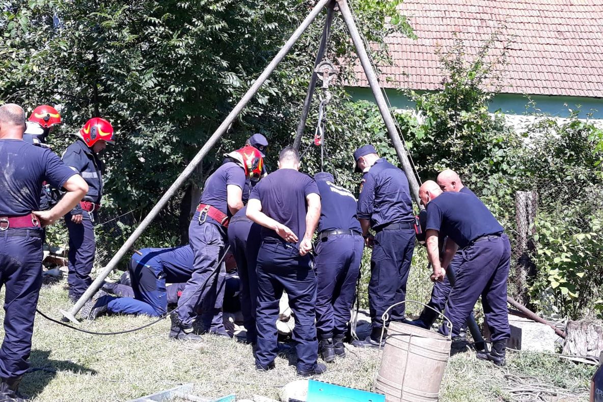 O fântână arteziană din Carei, mâzgălită cu vopsea albastră