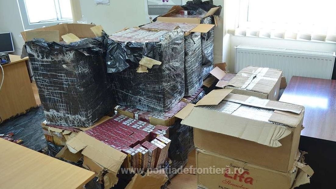 Polițiștii au prins trei contrabandiști în Vama Petea. Aveau ascunse țigări în trei autoutilitare