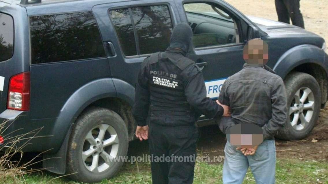 A încercat să introducă în țară zeci de butelii cu substanță refrigerantă. Bărbatul a fost oprit de vameși