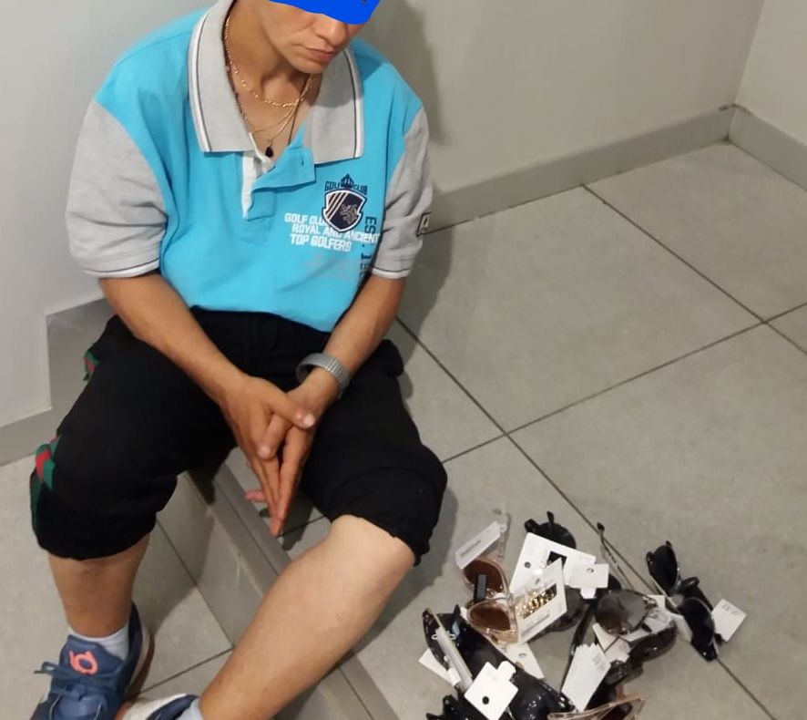 A spart o mașină și a furat mai multe bunuri, inclusiv carduri bancare