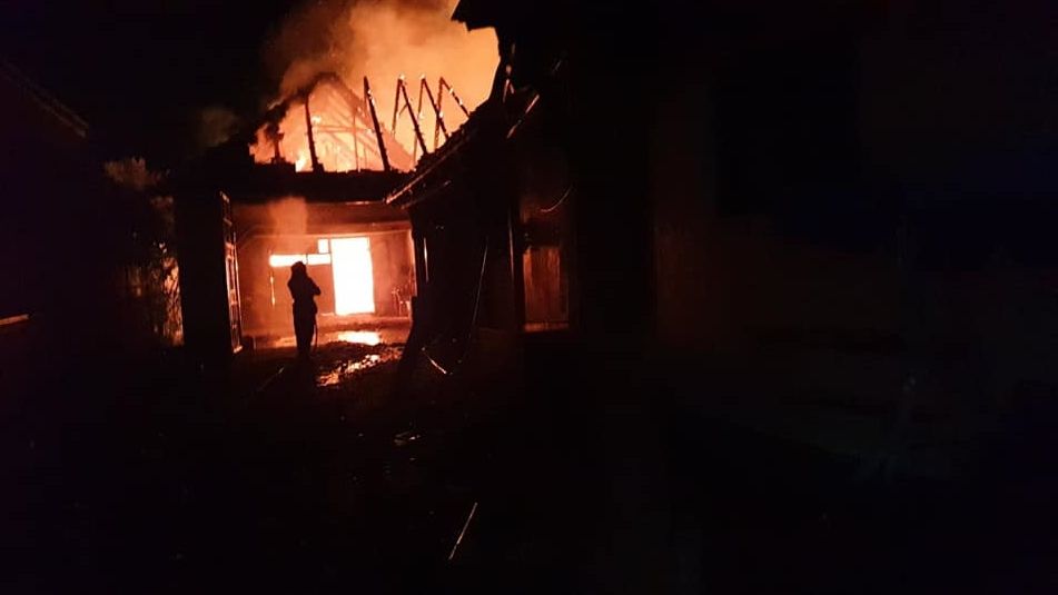 Incendiu violent în Negrești Oaș. Patru ore s-au luptat pompierii cu focul
