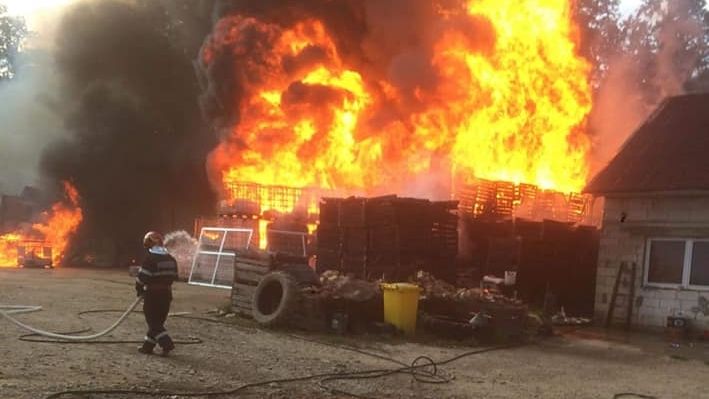 Incendiu de proporții la o fermă pomicolă din Cean! Pompierii s-au luptat cu flăcările mai bine de 7 ore