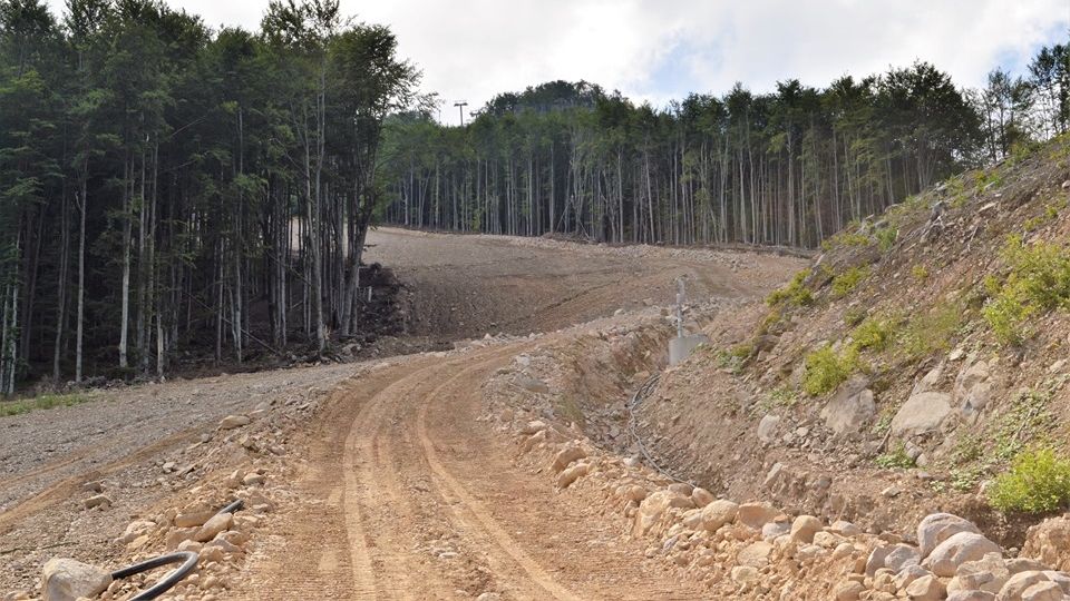 Lucrările de amenajare a Pârtiei de schi de la Luna Șes sunt în toi