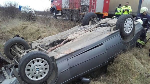 Mașina unui careian a ajuns în șanț din cauza unui șofer din Ungaria