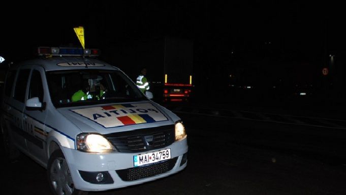 A furat o dubă din curtea unei firme și a lovit două mașini. Negreșteanul nu avea permis și era mort de beat