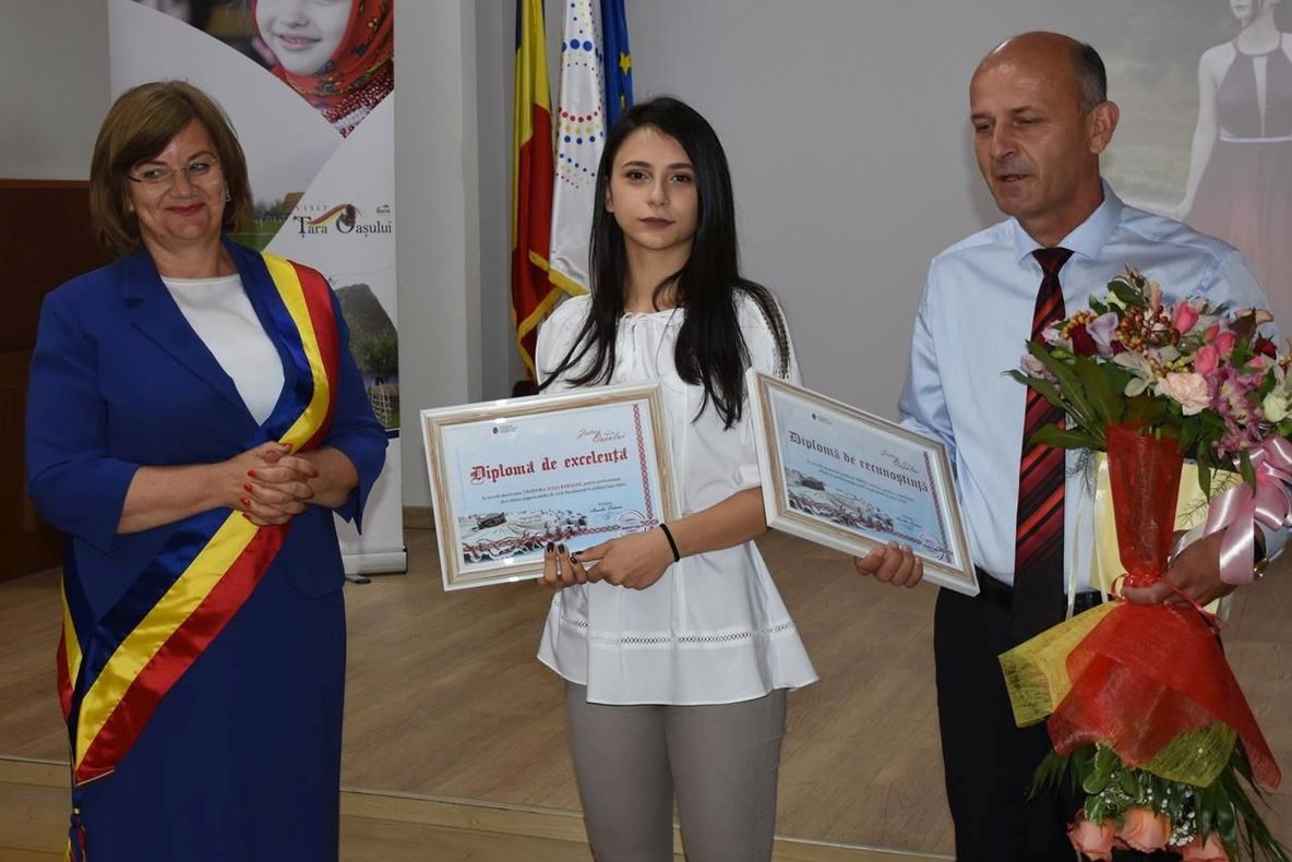 Teodora Bărăian, eleva care a obținut nota 10 la Bacalaureat, premiată