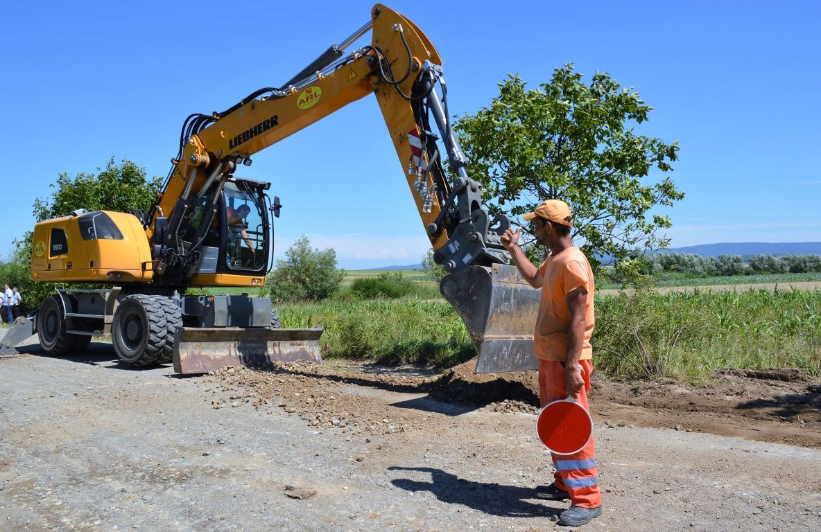 Au început lucrările de modernizare a drumului județean Viile Satu Mare - Tătărești