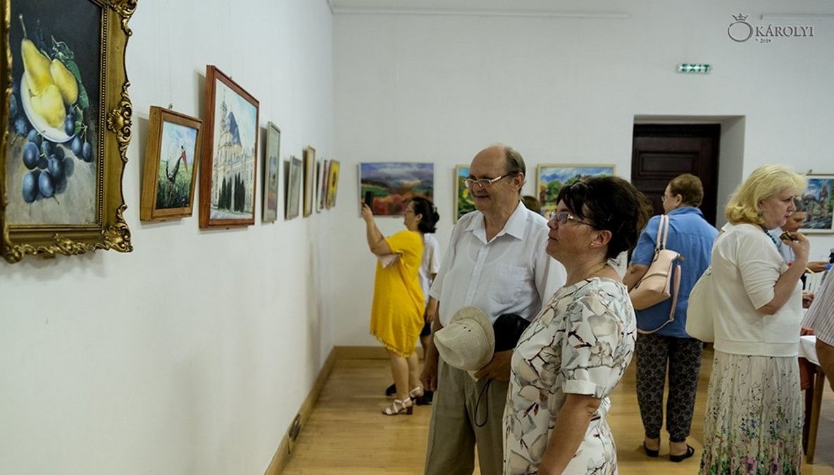 A fost vernisată expoziția de arte vizuale a Asociației Artiștilor Plastici Satu Mare, la castelul din Carei