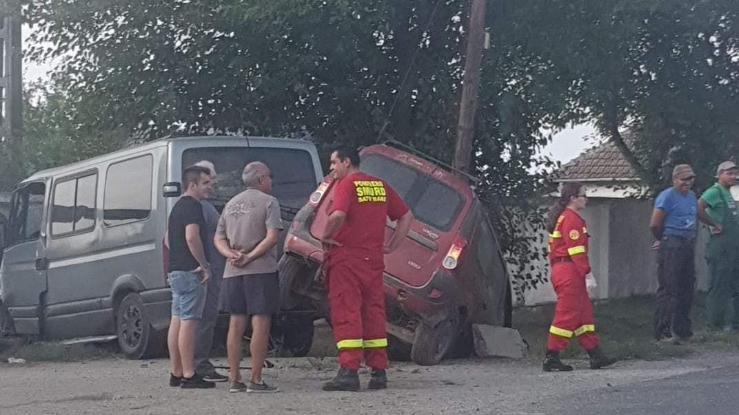 Zece persoane implicate într-un accident rutier la ieșirea din Ardud