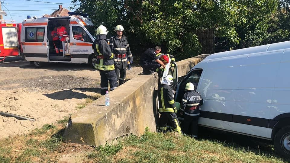 A intrat cu duba într-un cap de pod