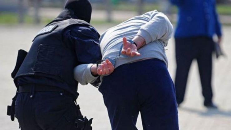 Tânăr din Botoșani căutat pentru furt calificat, reținut în vama Petea