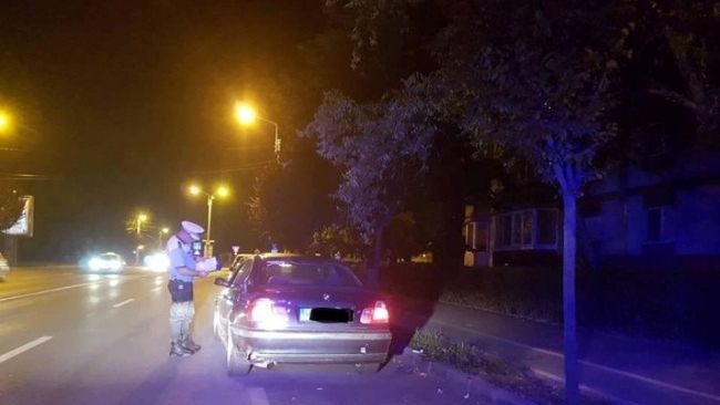 Au făcut drifturi cu mașinile în Piața Libertății. Pentru spectacolul făcut, oamenii legii i-au ”răsplătit”