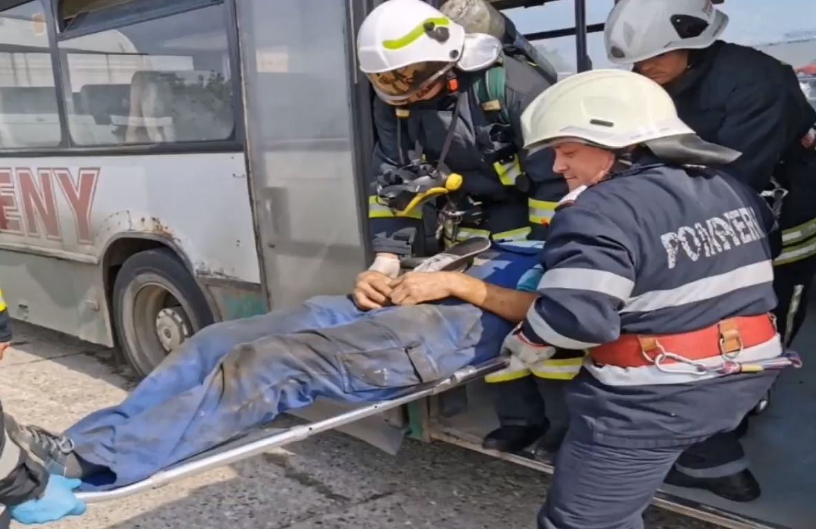 Șofer rănit, autobuz în flăcări, într-o autogară din municipiul Satu Mare (exercițiu)
