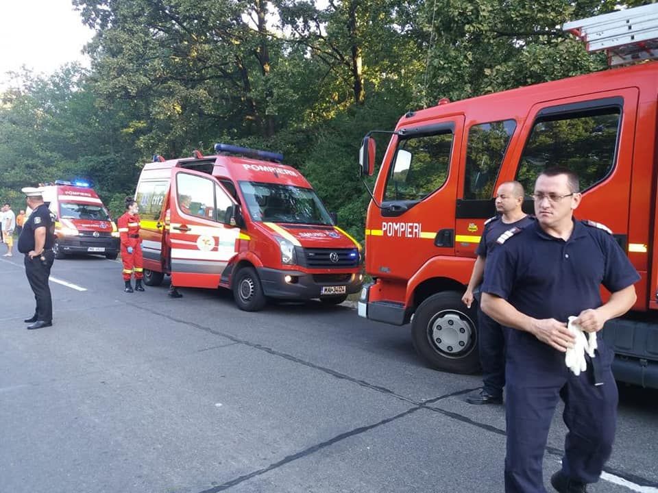 Accident la ieșire din Livada. Mașină răsturnată în șanț