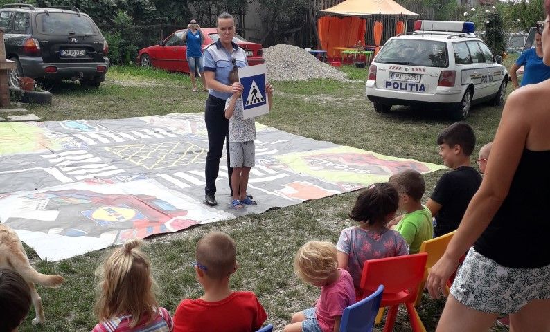 Polițiștii de la Prevenire, alături de copiii din tabăra de la Rușeni
