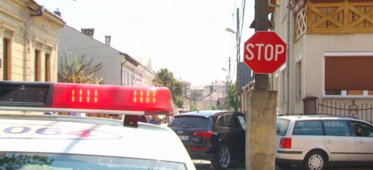 Un minor s-a ales cu dosar penal. Nu a oprit la STOP și a acroșat un motociclist