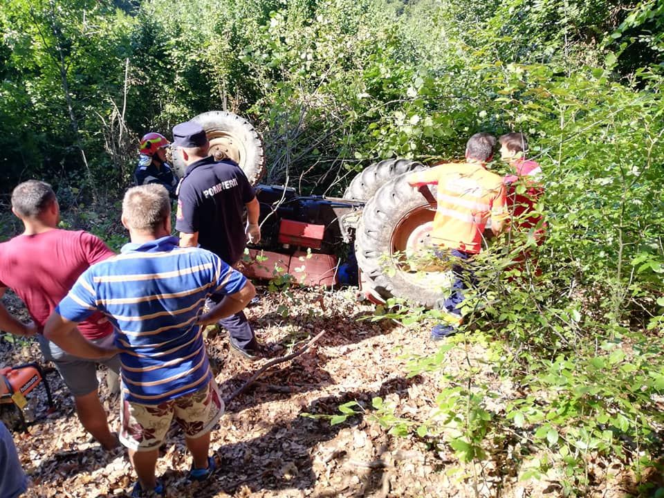 Bărbat strivit sub un tractor, în pădurea din Racșa