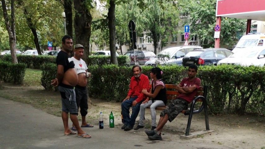 Persoane fără adăpost își fac veacul într-un parc. Polițiștii locali refuză să ia măsuri